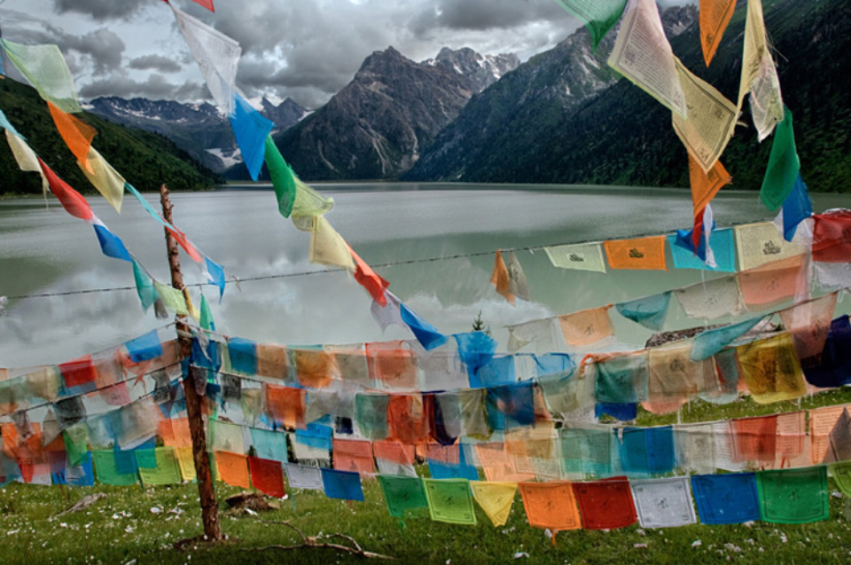 Steve McCurry: Tibetan Flags Tibet, 2005 Signed, titled, dated and numbered on verso C-print 50 x 60 cm // 76 x 101 cm // 101 x 152 cm Editioned