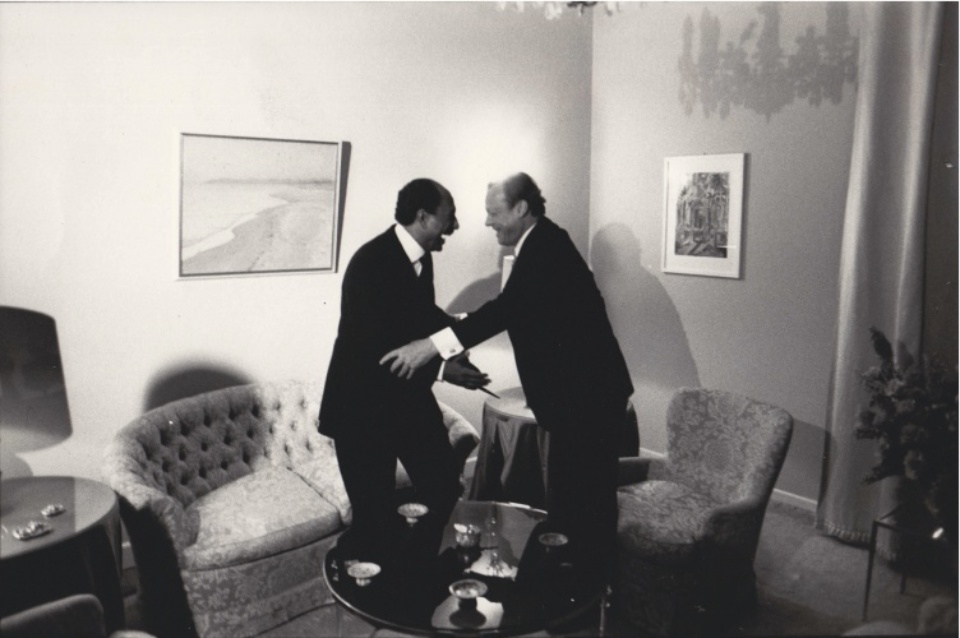 Robert Lebeck Sadat und Brandt, Vieraugengespräch in der deutschen Botschaft Kairo 1974 Vintage gelatin silver print 20 x 29,5 cm