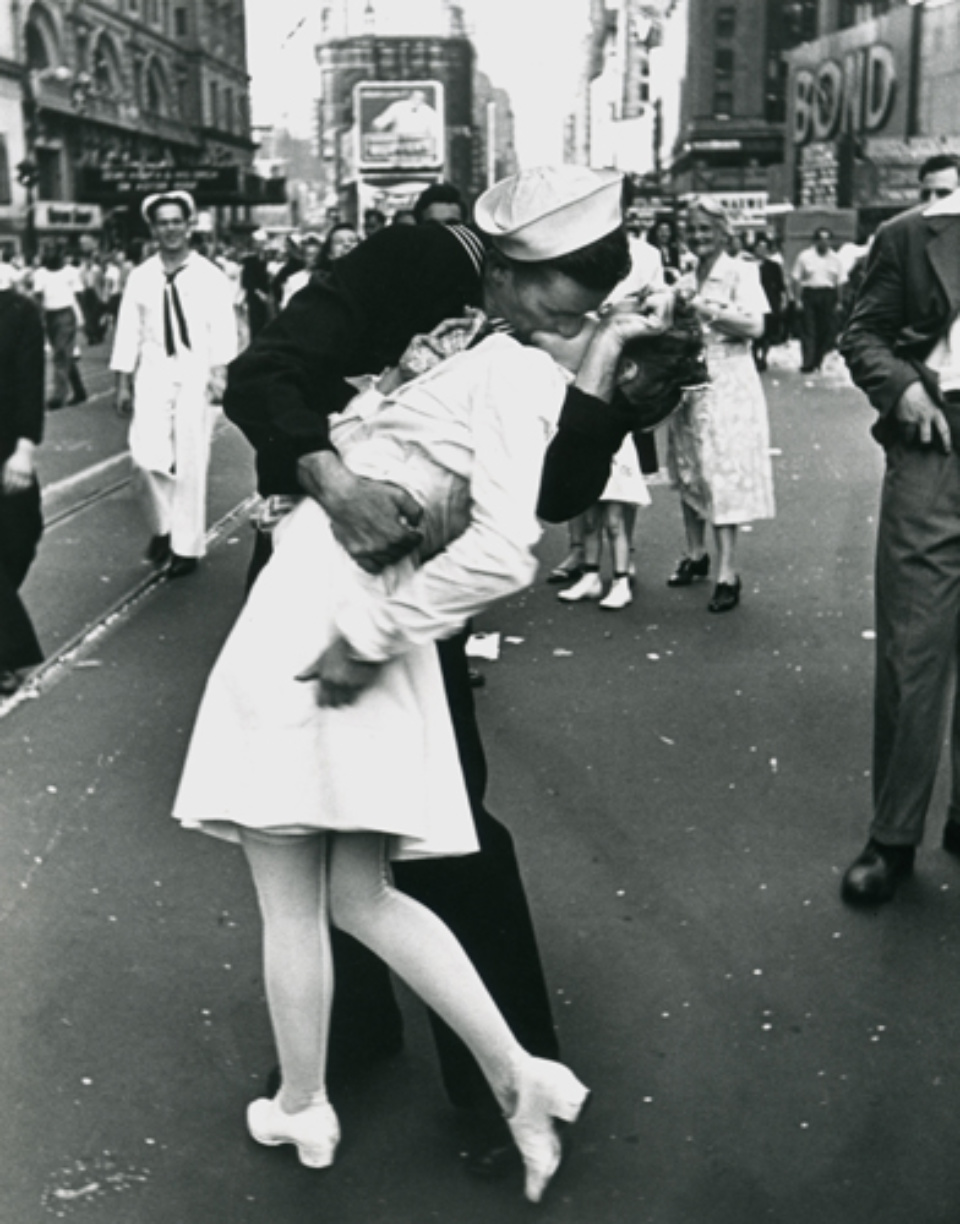 Alfred Eisenstaedt The Kiss V-Day Times Square, 14.08.1945 Gelatin silver print, printed 1988