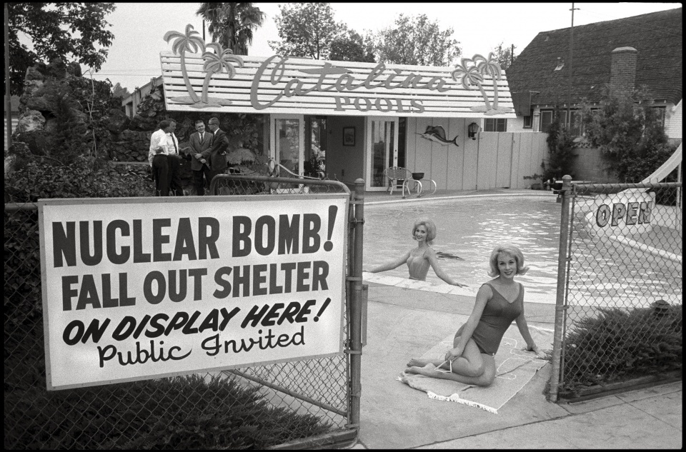 Max Scheler. USA. California. Los Angeles. 1961. Fall Out Shelter for Sale. USA. Kalifornien. Los Angeles. 1961. Atombunker zu verkaufen.