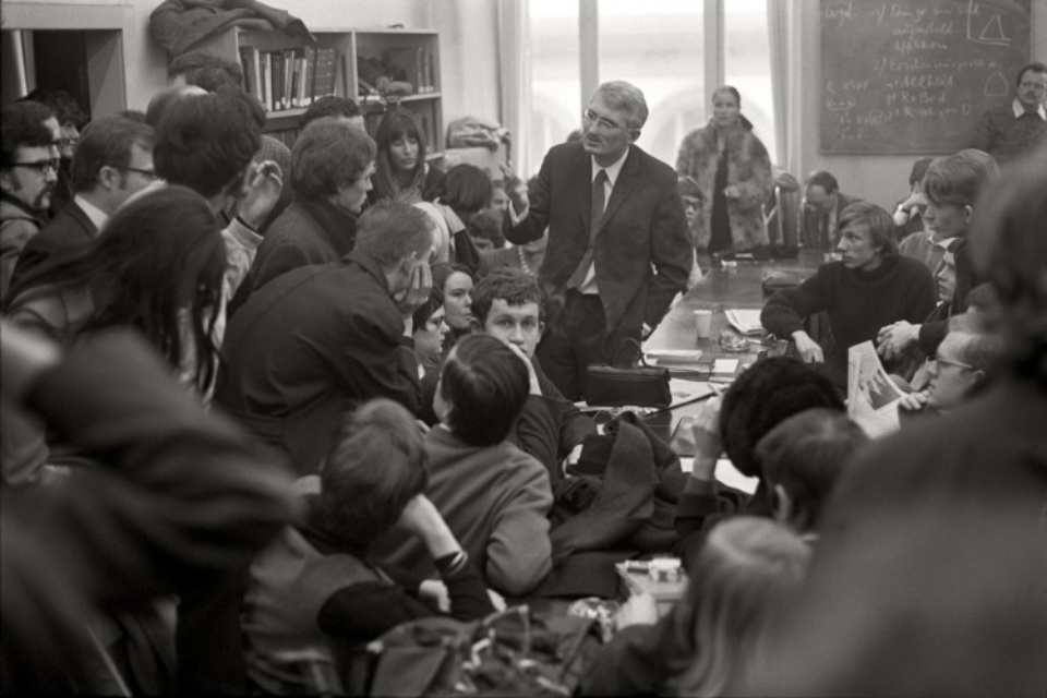 Max Scheler. Jürgen Habermas diskutiert mit Studenten, Frankfurt, Germany 1969