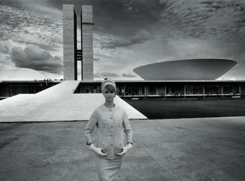 In Brasilias Wunderwelt. Gunel Person vor dem Supremo Tribunal Federal Brasilia, 1963