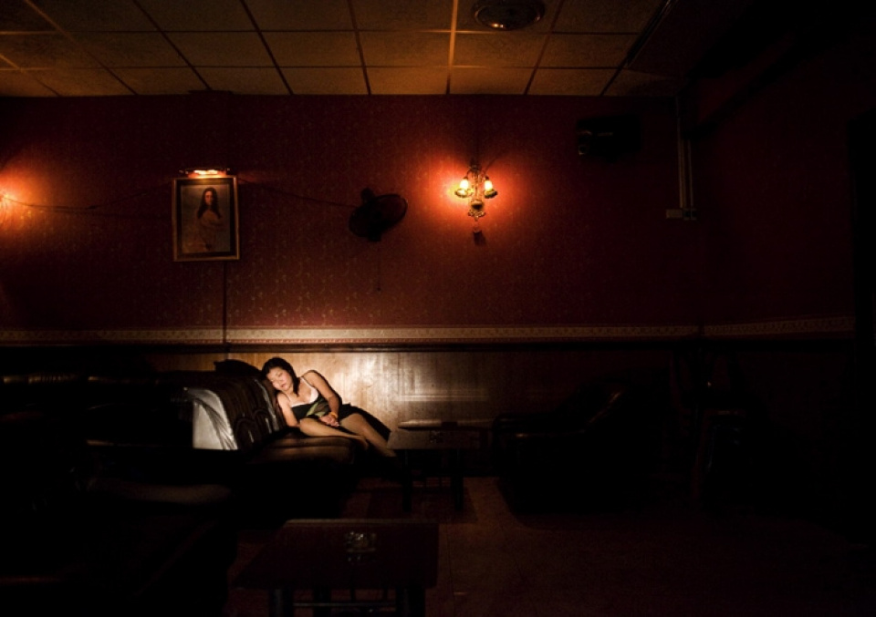 Ralf Tooten. Schlafendes Mädchen in einer Karaoke Bar